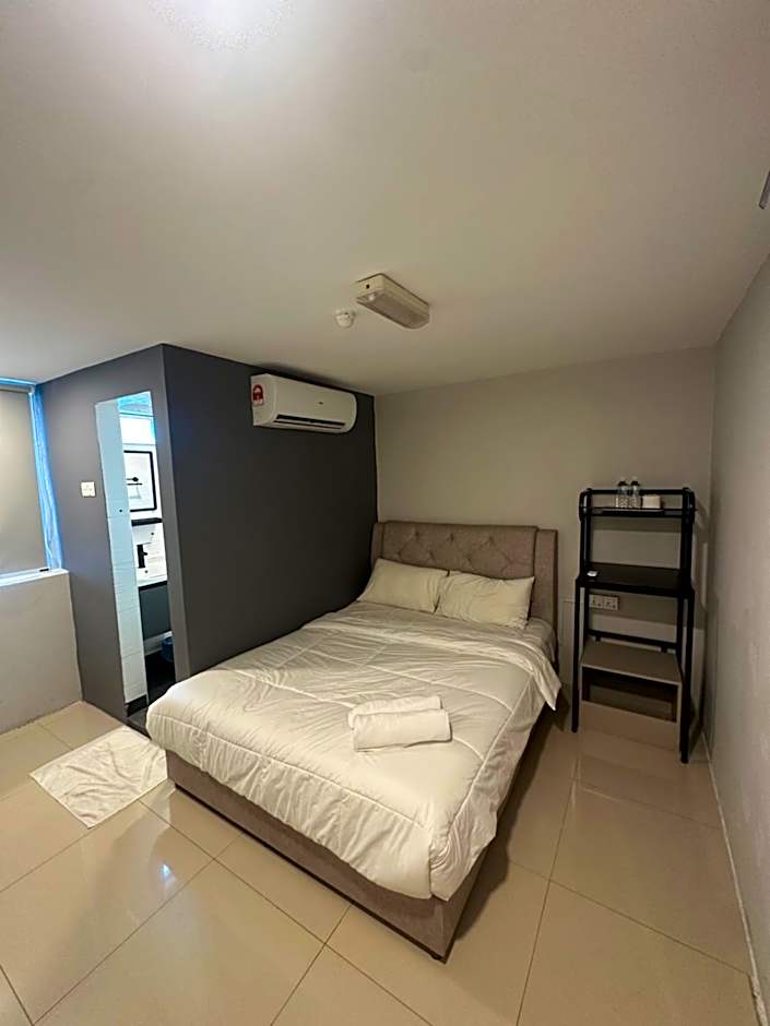 Photo 1 of 14 of Deluxe 1 Queen Bed