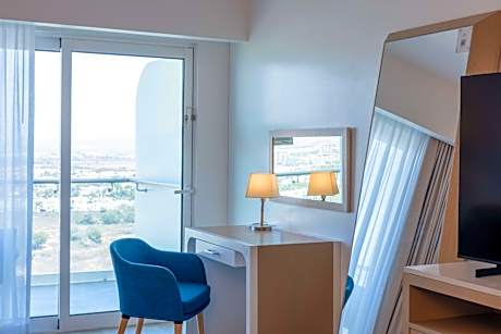 Junior Queen Suite with City View