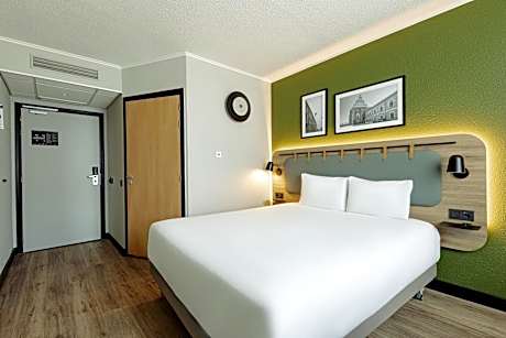 Standard Room - 1 Queen Bed