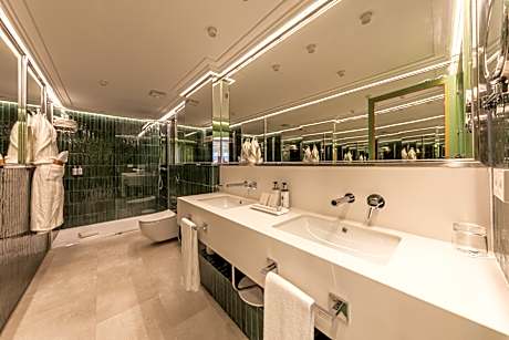 DOUBLE OR TWIN SUPERIOR WITH TERRACE CITY VIEW