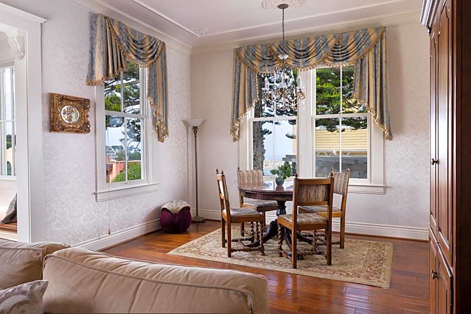 Seven Gables Inn