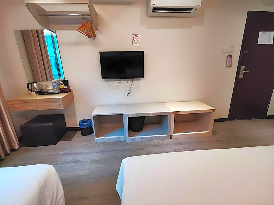 Ease Hotel