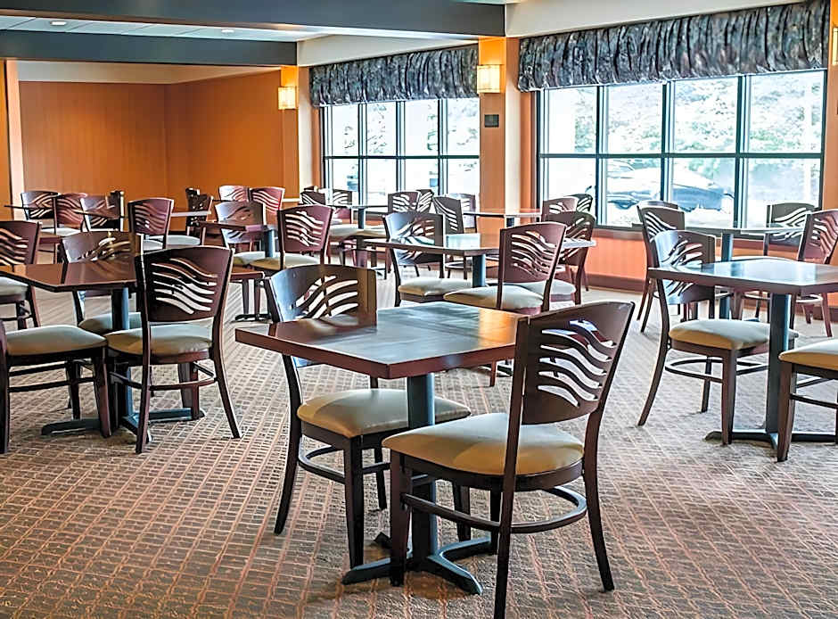 Norwood Inn & Suites Milwaukee