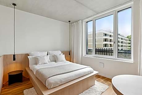 Courtyard Premium Studio