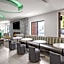 La Quinta Inn & Suites by Wyndham Indianapolis Airport Executive