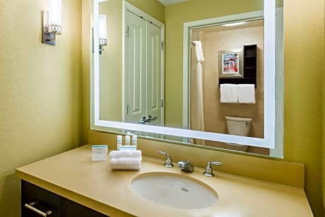 One-Bedroom Queen Suite with Two Queen Beds - Non-Smoking