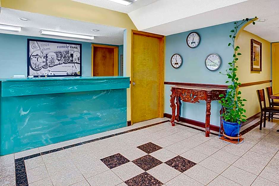 Super 8 by Wyndham Forest Park