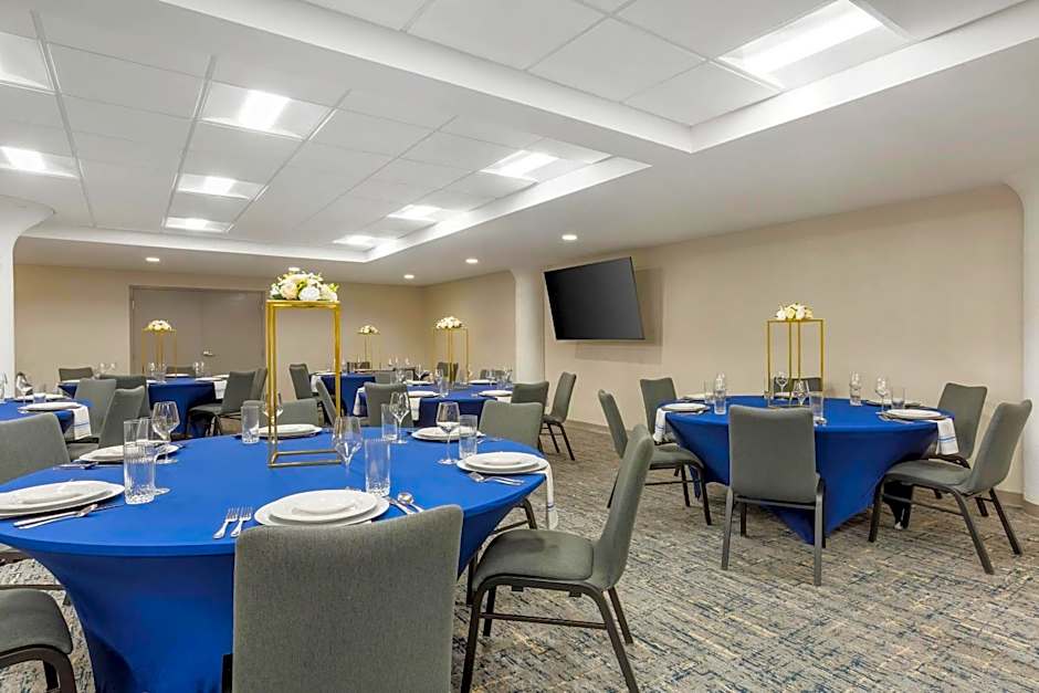 Comfort Inn & Suites Newark Liberty International Airport