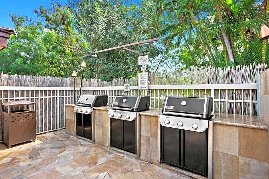 Top 10 Pick! Walk to Beach, Shops, Dining and Pool
