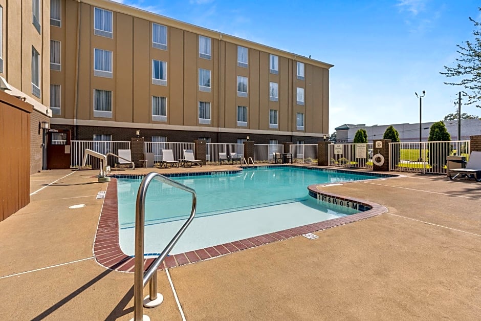 Holiday Inn Express Hotel & Suites Starkville By IHG
