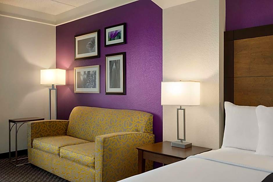 La Quinta Inn & Suites by Wyndham Arlington North Six Flags Drive