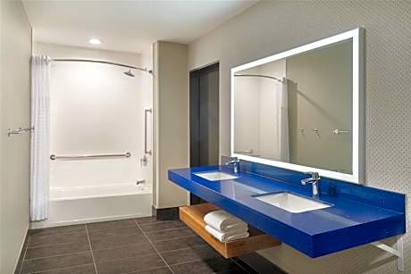 King Room with Mobility Accessible Tub