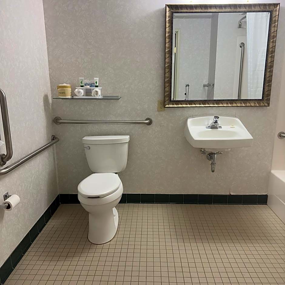 Duluth Inn & Suites Near Spirit Mountain