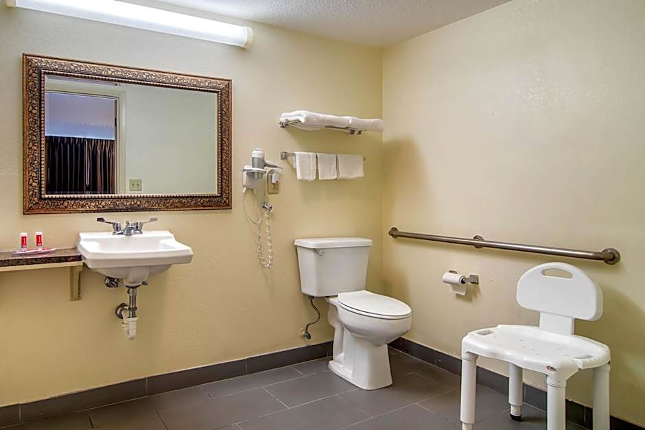 Econo Lodge Inn & Suites