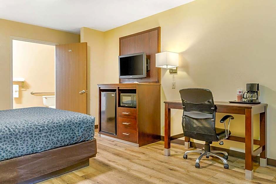 Econo Lodge West - Coors Blvd