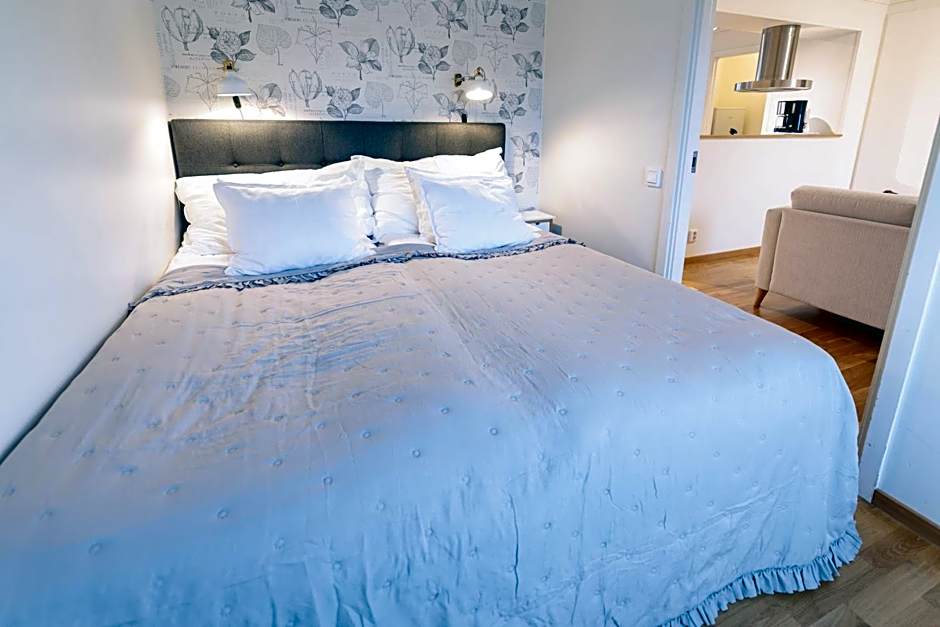 Easy Livin' Apartment Hotel