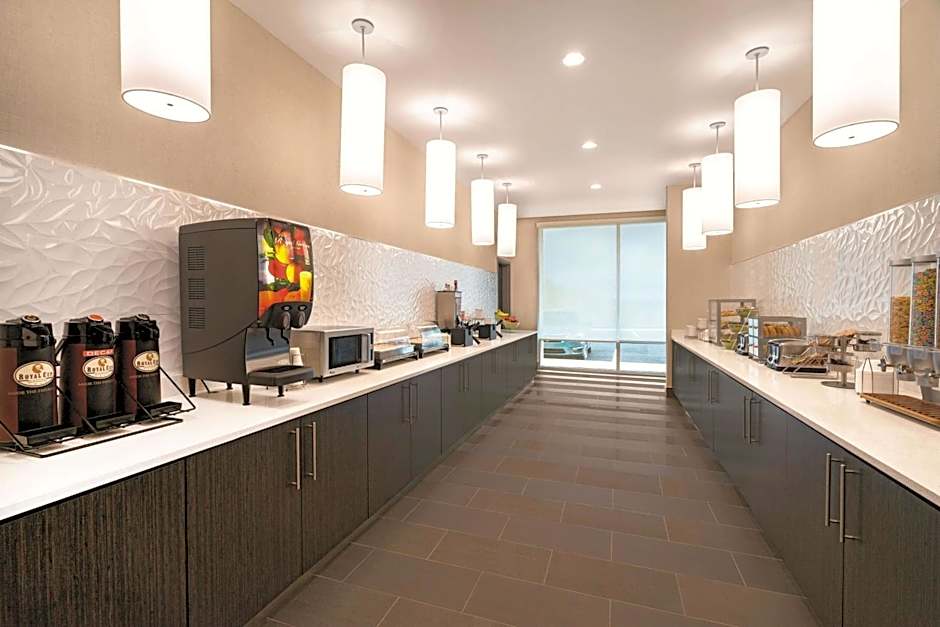La Quinta Inn & Suites by Wyndham Cleveland