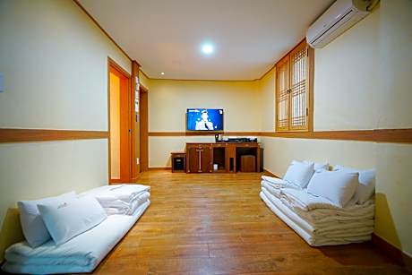 Jeonju Hanok Village Ghamyoungroo Hanok Hotel