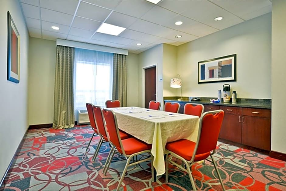 Holiday Inn Express & Suites Utica By IHG
