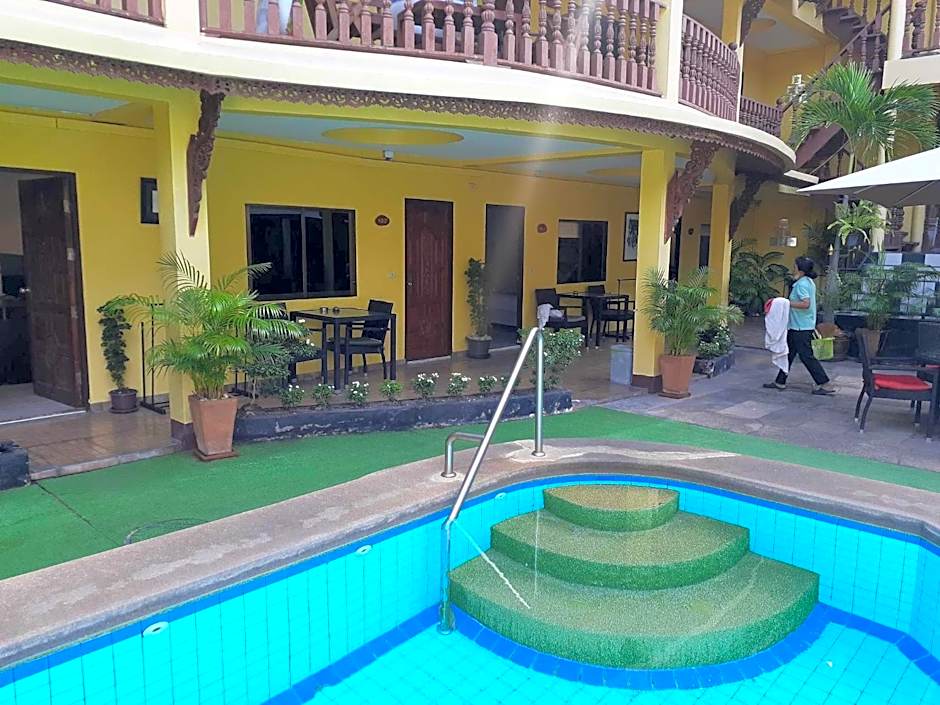 Phratamnak Inn - 100 meter from Beach