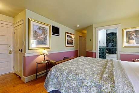 Deluxe Queen Room with Spa Bath