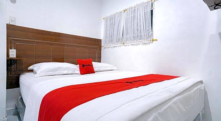 RedDoorz near Pantai Pandan Sibolga