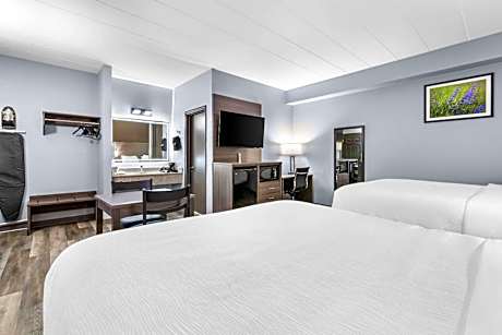 Quadruple Room with Two Queen Beds - Non Smoking