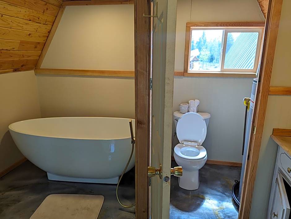 Tree Ring Cabin on 33 Acre Farm
