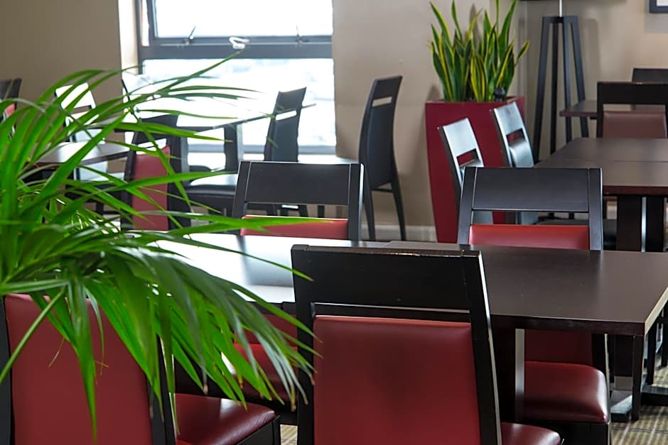 Holiday Inn Express London Luton Airport By IHG