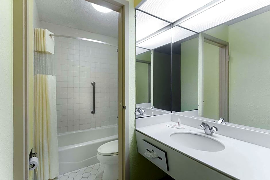 Days Inn by Wyndham Savannah Airport