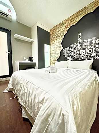 Standard Queen Room with Window