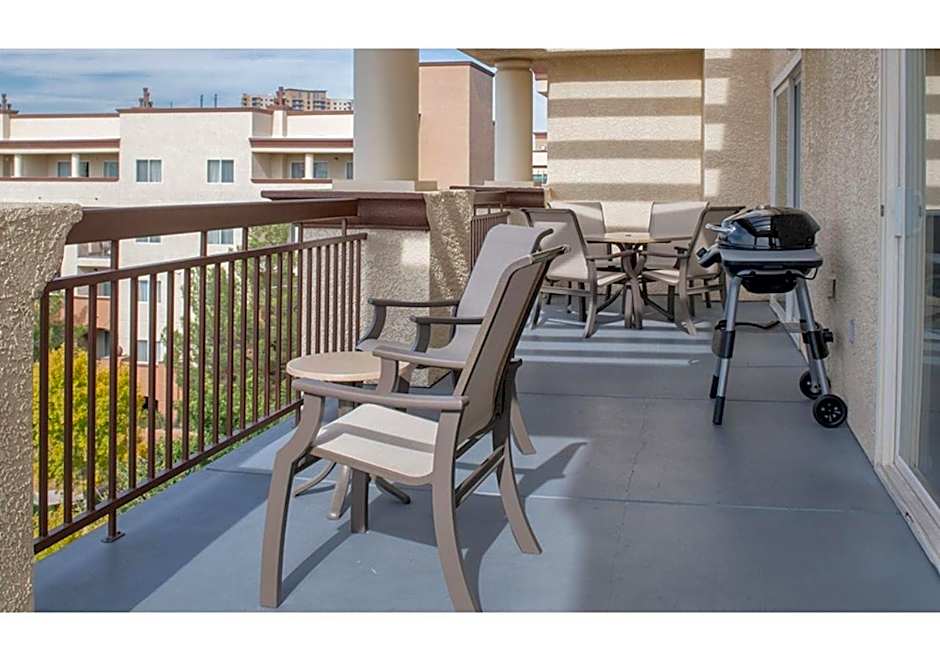 Exclusive 2BR Condo Retreat, Featuring a Lazy River - Special Offer Now!