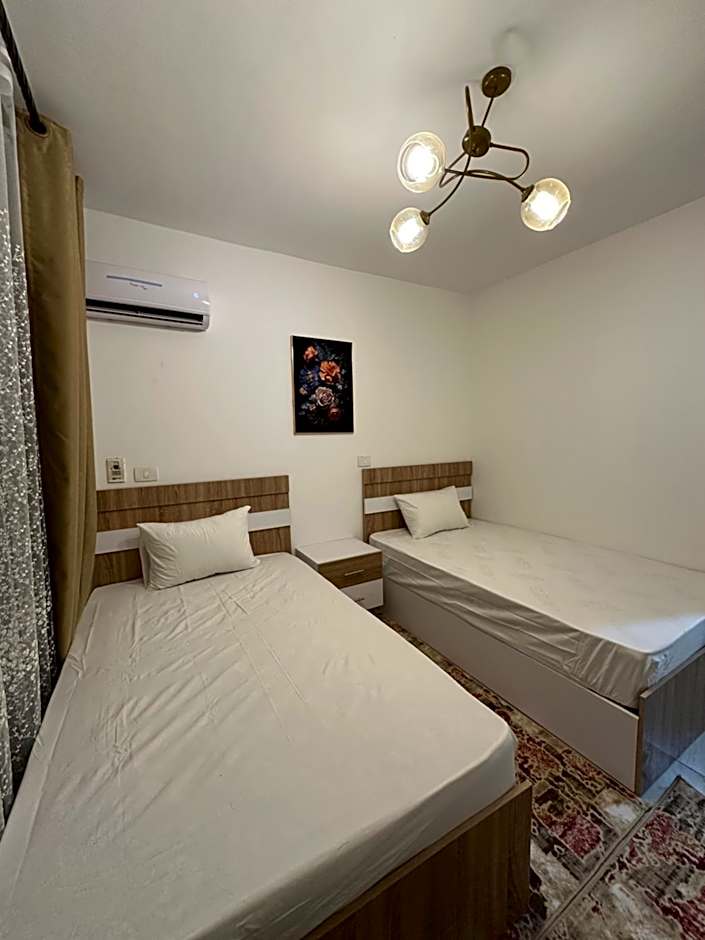 شقه فندقيه فرش جديد مكيفه بالكامل بمدينتي