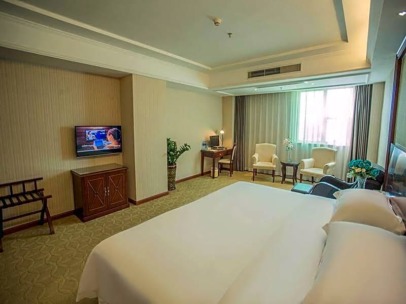 Vienna Hotel Shenzhen Bao'an Qianjin Road 1st Baotian Road Metro Station