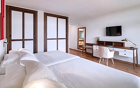 Family Room (3 Adults + 1 Child up to 10 years old)