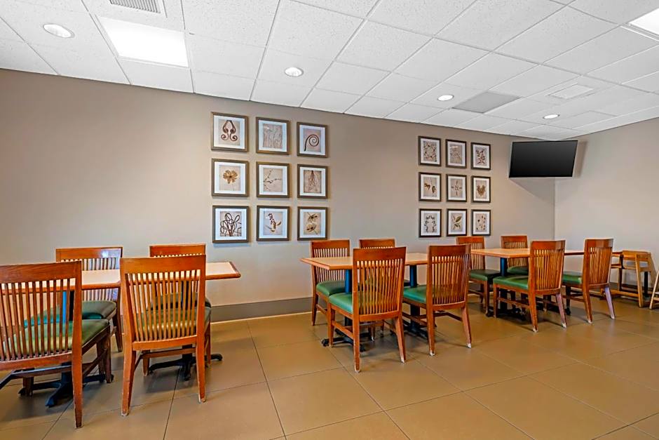 Country Inn & Suites by Radisson, West Bend, WI