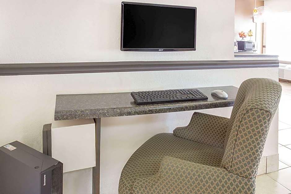 Super 8 by Wyndham Galesburg