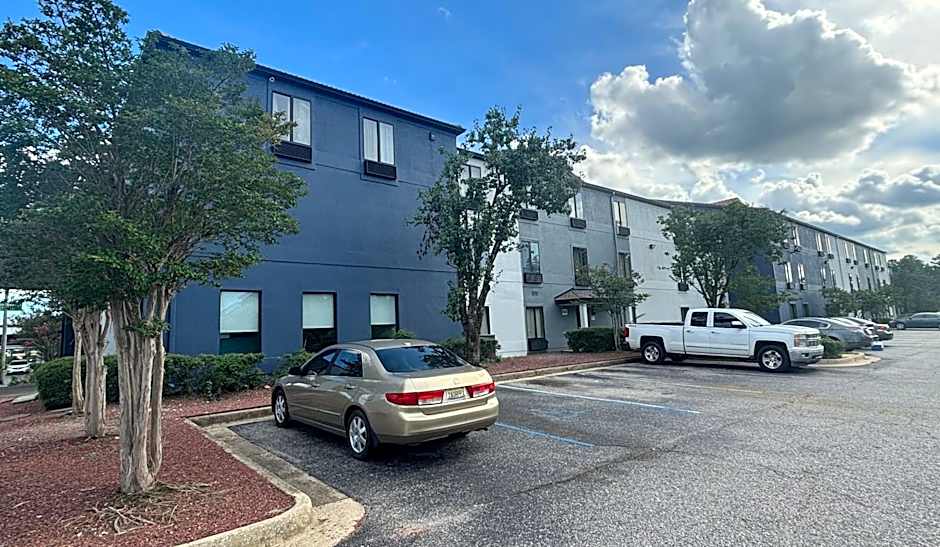 Quality Inn & Suites at Airport Blvd I-65