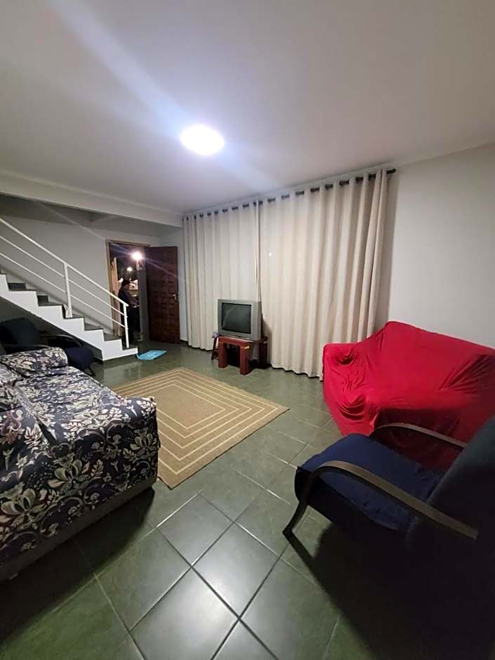 Casa com dois quartos,dois banheiros,sendo uma suíte,sala de estar cozinha e garagem