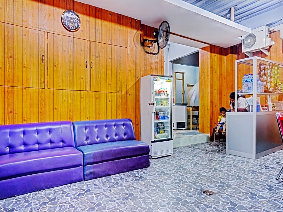 OYO 90469 Benhil Karet Tengsin