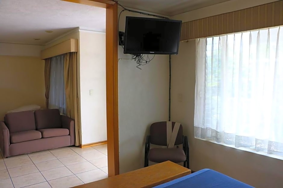 Cypres Hotel & Suites