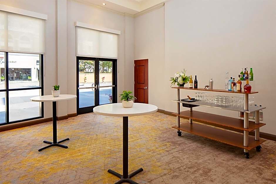 Hotel Zessa Orange County Airport, a DoubleTree by Hilton