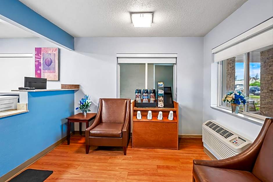 HomeTowne Studios Detroit - Livonia