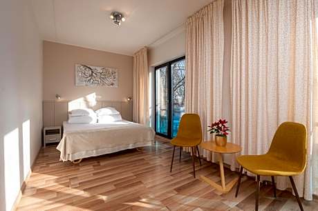 Deluxe Double Room with Shower