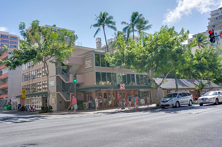 Kuhio Banyan Hotel (with Kitchenettes)