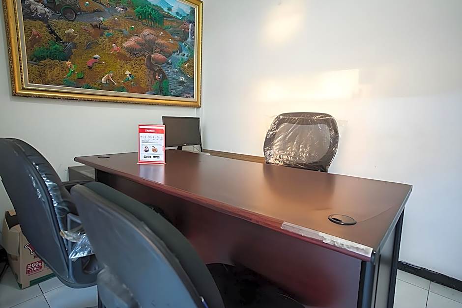 RedDoorz near Taman Bungkul