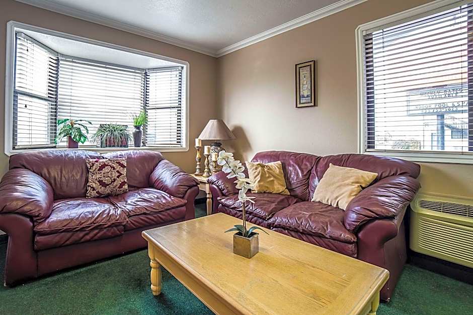 Econo Lodge Inn & Suites Logan