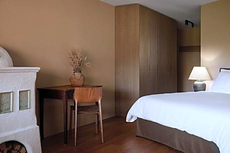 Deluxe Double Room with Balcony and Mountain View