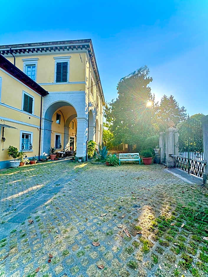 Villa La Dogana B&B di Charme - Historic Villa with a beautiful garden - private parking