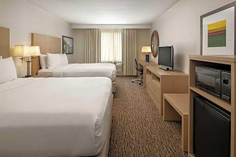 2 Queen Beds Mobility/hearing Accessible Tub Visual Fire Alarm/door/phone Alert Wifi - Microwave -re